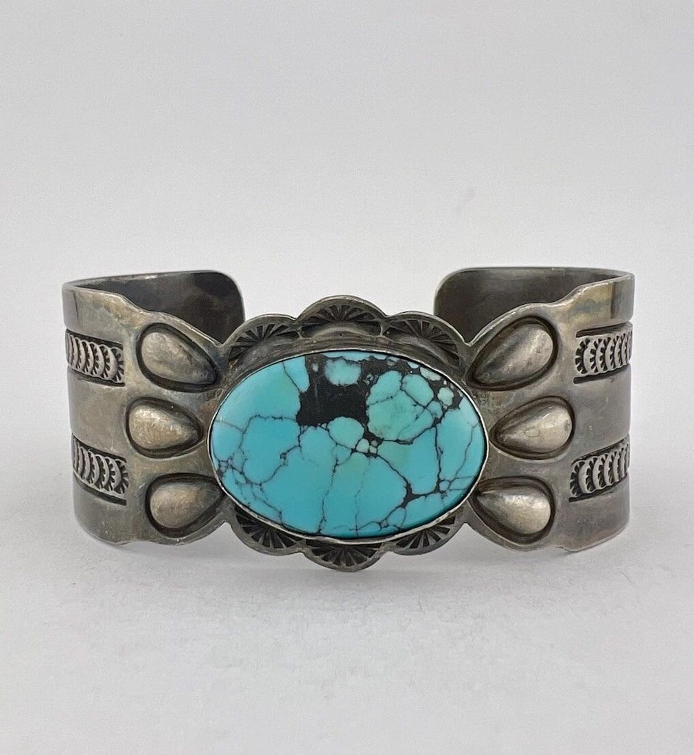 DELBERT DELGARITO NAVAJO STERLING SILVER KINGMAN TURQUOISE STAMPED CUFF BRACELET: DELBERT DELGARITO NAVAJO STERLING SILVER KINGMAN TURQUOISE STAMPED CUFF BRACELET Vtg Delbert Delgarito Navajo Sterling Silver Kingman Turquoise Stamped Cuff Bracelet Cuff is Just Under 6" tip to Tip a