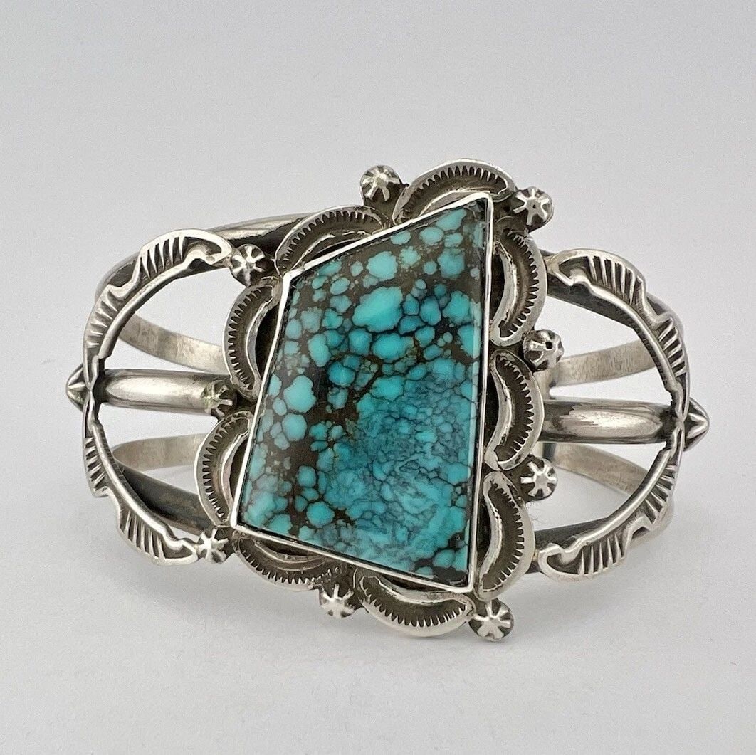 VINTAGE NAVAJO STERLING SILVER SPIDERWEB TURQUOISE STAMPED CUFF BRACELET 55.8G: VINTAGE NAVAJO STERLING SILVER SPIDERWEB TURQUOISE STAMPED CUFF BRACELET 55.8G Vintage Navajo Sterling Silver Spiderweb Turquoise Stamped Cuff Bracelet 55.8g Cuff is 5 1/2" tip to Tip and has a 1 1/8"