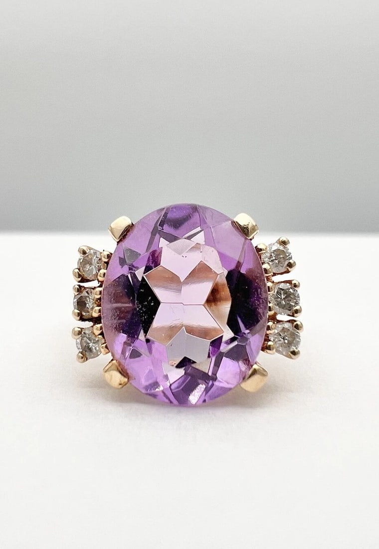 DESIGNER 10K YELLOW GOLD & 4.50CT OVAL AMETHYST & DIAMOND RING: DESIGNER 10K YELLOW GOLD & 4.50CT OVAL AMETHYST & DIAMOND RING Designer 10K Yellow Gold & 4.50ct Oval Amethyst & Diamond Ring Size: 6.5 - Can Be Sized Without Damaging Weight is 4.2 Grams on My Scale 