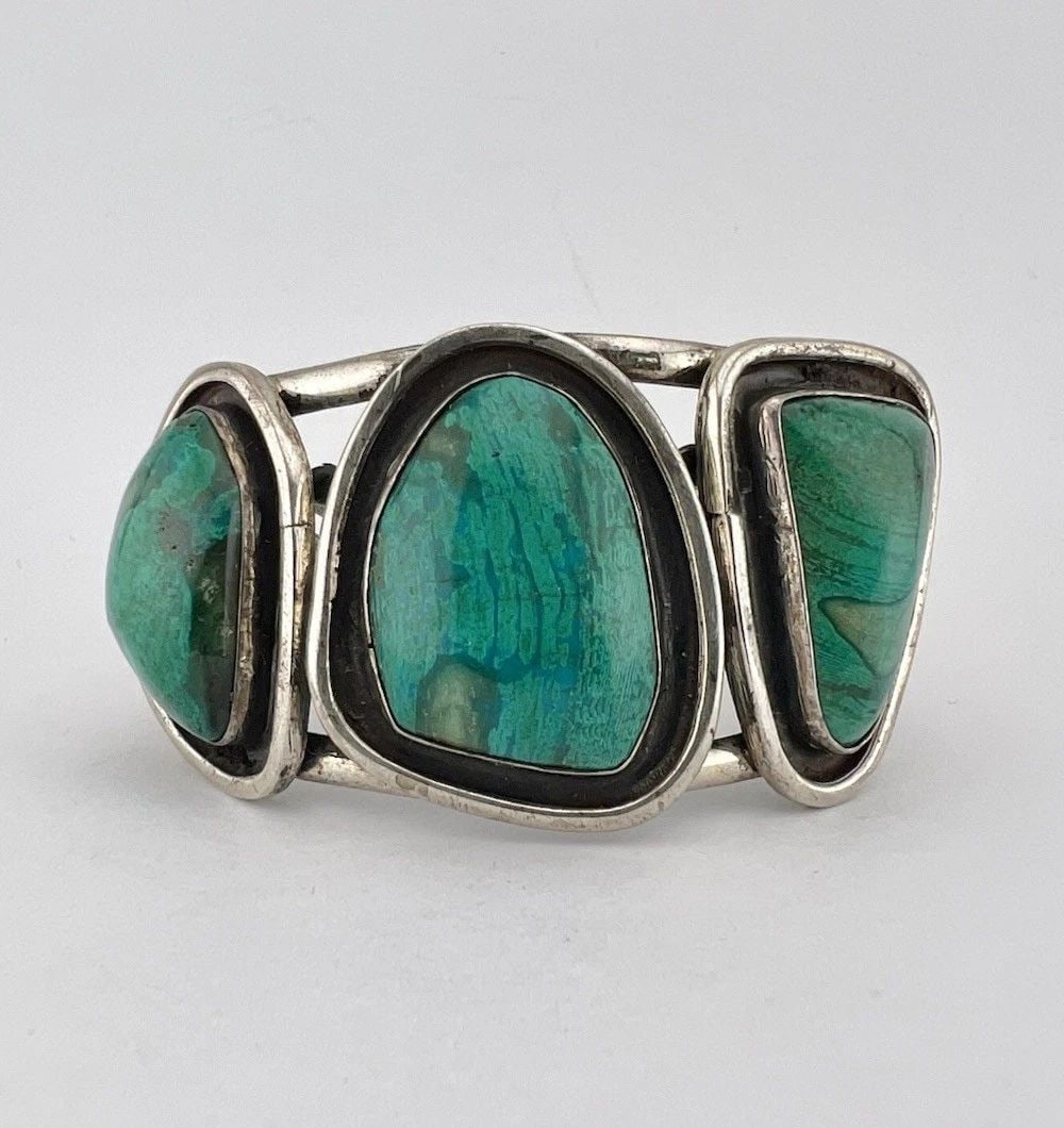 MASSIVE VTG NAVAJO STERLING SILVER NATURAL CHRYSOCOLLA WIDE CUFF BRACELET 72.9G: MASSIVE VTG NAVAJO STERLING SILVER NATURAL CHRYSOCOLLA WIDE CUFF BRACELET 72.9G MASSIVE Vtg Navajo Sterling Silver Natural Chrysocolla WIDE Cuff Bracelet 72.9g Cuff is 5 1/2" tip to Tip and has a 1 1/