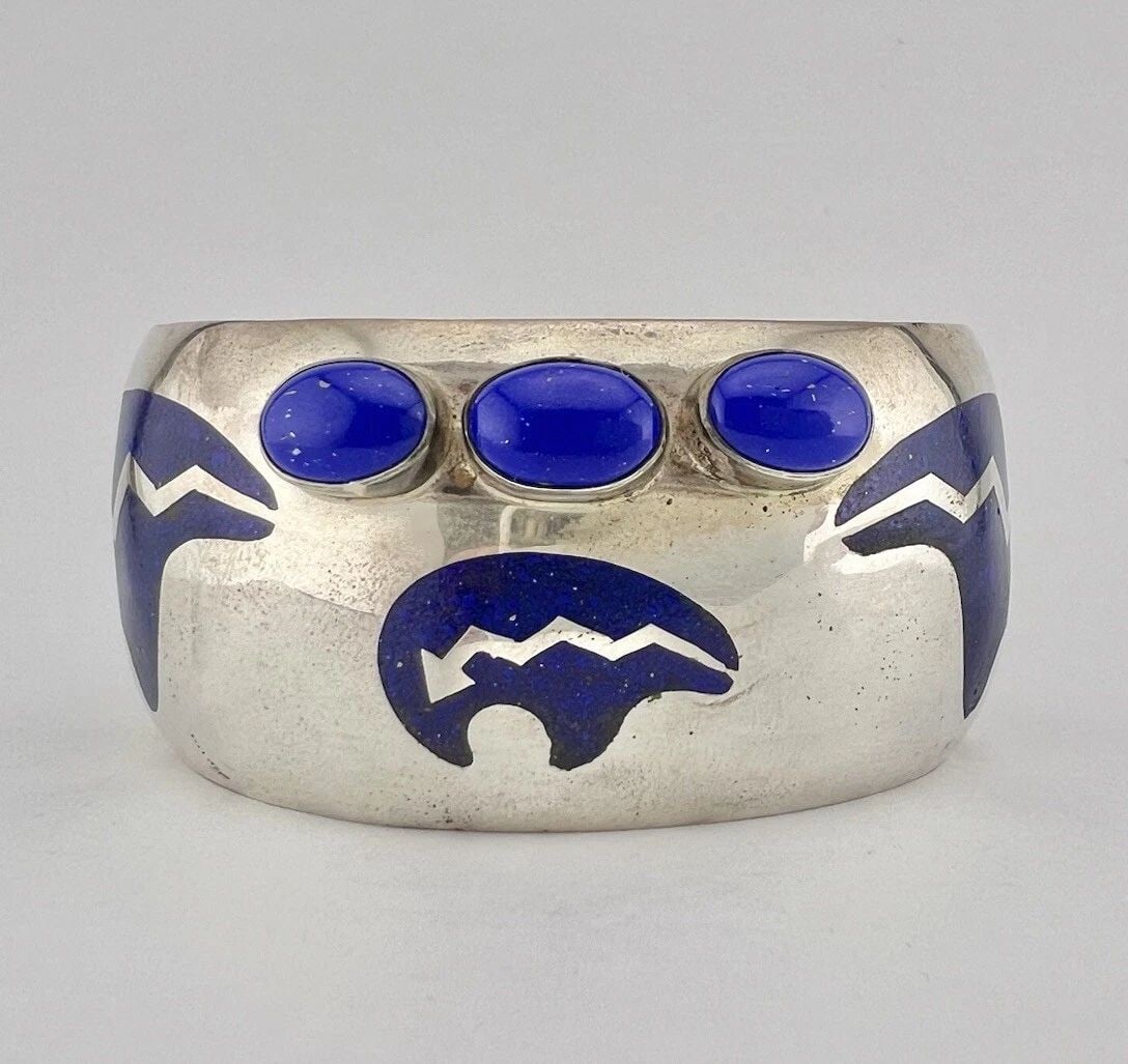 JOE TENORIO SANTO DOMINGO KEWA STERLING SILVER LAPIS LAZULI BEAR CUFF BRACELET: JOE TENORIO SANTO DOMINGO KEWA STERLING SILVER LAPIS LAZULI BEAR CUFF BRACELET Vtg Joe Tenorio Santo Domingo Kewa Sterling Silver Lapis Lazuli Bear Cuff Bracelet Cuff is 5 1/4" tip to Tip and has a 1 