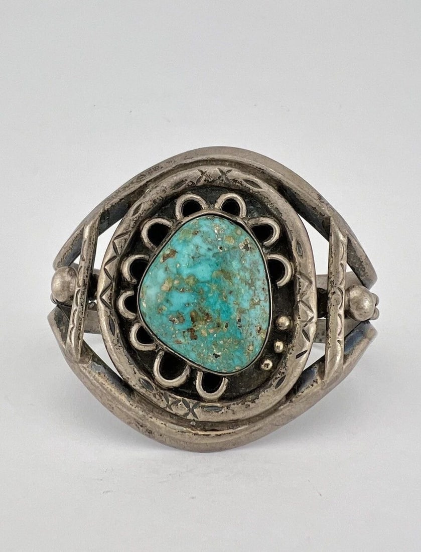 VINTAGE NAVAJO STERLING SILVER ROYSTON TURQUOISE TWIST CUFF BRACELET 60.9G: VINTAGE NAVAJO STERLING SILVER ROYSTON TURQUOISE TWIST CUFF BRACELET 60.9G Vintage Navajo Sterling Silver Royston Turquoise Twist Cuff Bracelet 60.9g Cuff is 5" tip to Tip and has a 1 1/4" Adjustable 