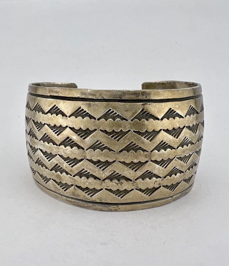 DOUGLAS ETSITTY NAVAJO STERLING SILVER STAMPED 1 5/8" WIDE CUFF BRACELET 85.3G: DOUGLAS ETSITTY NAVAJO STERLING SILVER STAMPED 1 5/8" WIDE CUFF BRACELET 85.3G Douglas Etsitty Navajo Sterling Silver Stamped 1 5/8" Wide Cuff Bracelet 85.3g Weight is 85.3 Grams on my scale Deep Stam