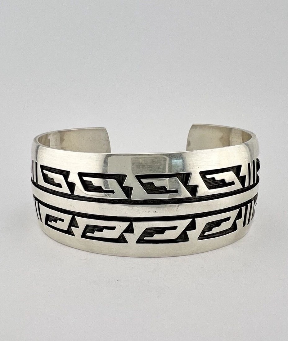 VTG HOPI FLOYD NAMINGHA LOMAKUYVAYA STERLING SILVER TRIBAL CUFF BRACELET 52.6G: VTG HOPI FLOYD NAMINGHA LOMAKUYVAYA STERLING SILVER TRIBAL CUFF BRACELET 52.6G Vtg Hopi Floyd Namingha Lomakuyvaya Sterling Silver Tribal Design Cuff Bracelet 52.6g Cuff is 5 1/2" tip to Tip and has a