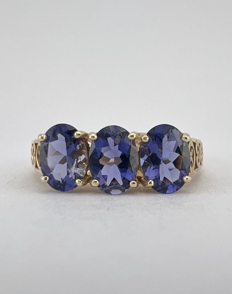 DESIGNER 10K YELLOW GOLD NATURAL PURPLE IOLITE 3 STONE FILIGREE RING 3G: DESIGNER 10K YELLOW GOLD NATURAL PURPLE IOLITE 3 STONE FILIGREE RING 3G Designer 10k Yellow Gold Natural Purple Iolite 3 Stone Filigree Ring 3g Size: 10 - Can Be Resized Total Weight is 3.0 Grams on m