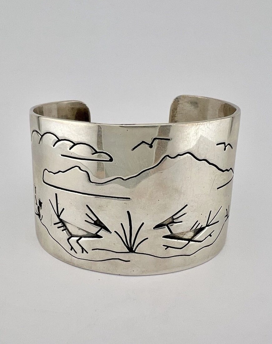 VTG SANTO DOMINGO NATIVE AMERICAN STERLING SILVER DESERT SCENE CUFF BRACELET 76G: VTG SANTO DOMINGO NATIVE AMERICAN STERLING SILVER DESERT SCENE CUFF BRACELET 76G Vtg Santo Domingo Native American Sterling Silver Desert Scene Cuff Bracelet 76g Cuff is 5 1/8" tip to Tip and has a 1"