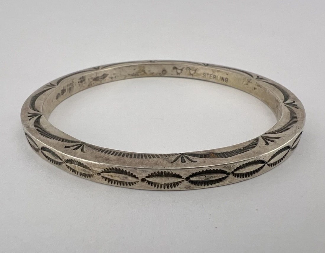 VTG NAVAJO HAND WROUGHT STERLING SILVER DEEP STAMPED BANGLE BRACELET 67.2G (1 of 2)