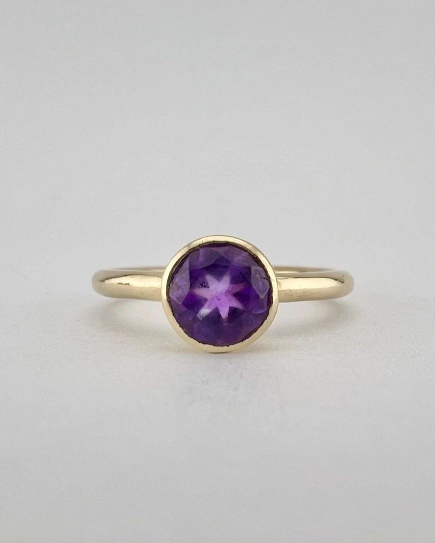 DESIGNER 14K YELLOW GOLD NATURAL AMETHYST BEZEL SET ROUND WIRE RING (1 of 2)