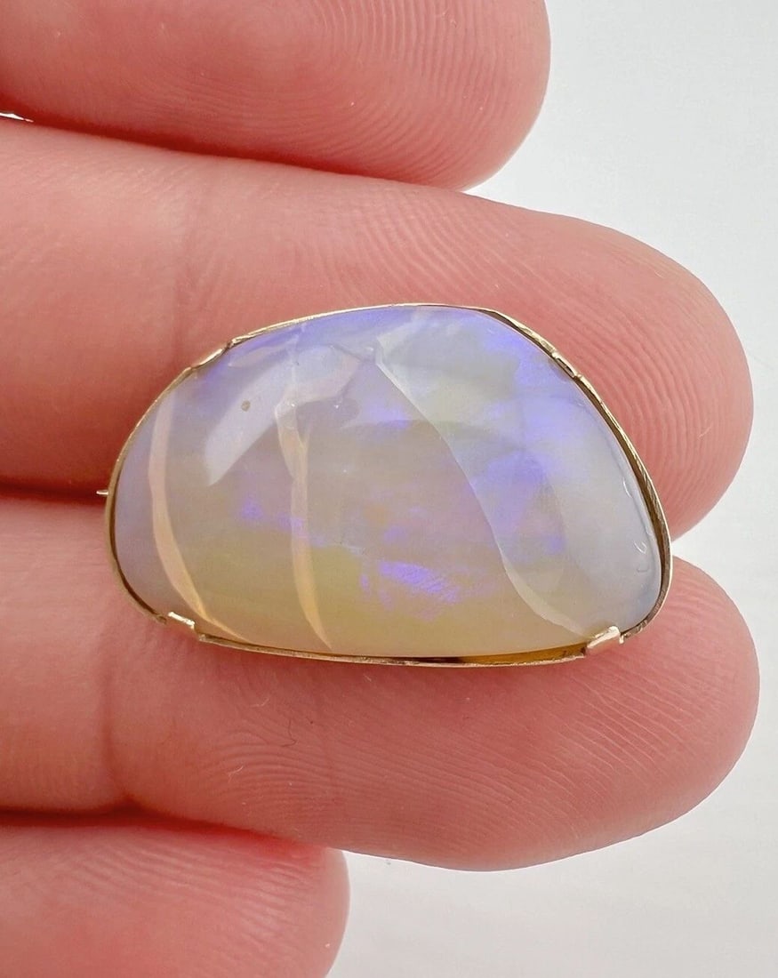 ANTIQUE 14K YELLOW GOLD AUSTRALIAN FIRE JELLY OPAL PIN BROOCH: ANTIQUE 14K YELLOW GOLD AUSTRALIAN FIRE JELLY OPAL PIN BROOCH Antique 14k Yellow Gold Australian Fire Jelly Opal Pin Brooch Size: 5/8" Tall by 7/8" Wide Weight is 3.6 Grams on my scale Metal: 14k Yell