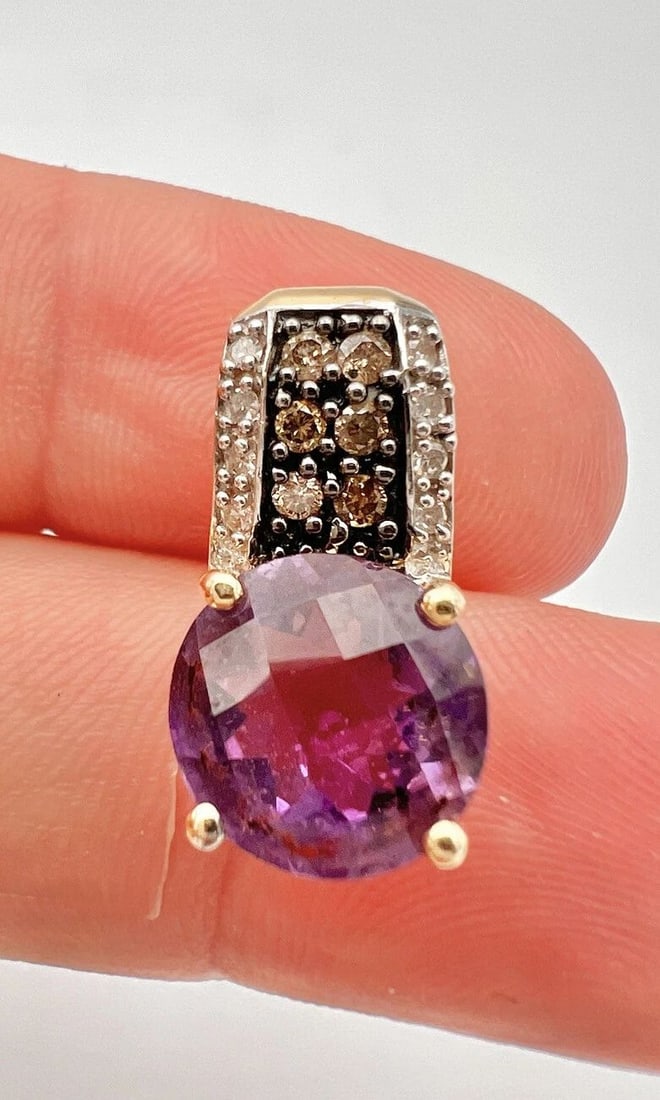 DESIGNER 14K YELLOW GOLD CHAMPAGNE & WHITE DIAMOND & AMETHYST SLIDE PENDANT: DESIGNER 14K YELLOW GOLD CHAMPAGNE & WHITE DIAMOND & AMETHYST SLIDE PENDANT Designer 14k Yellow Gold Champagne & White Diamond & Amethyst Slide Pendant Size: 7/8" Tall By 10mm (3/8") Wide Metal: 14k Y