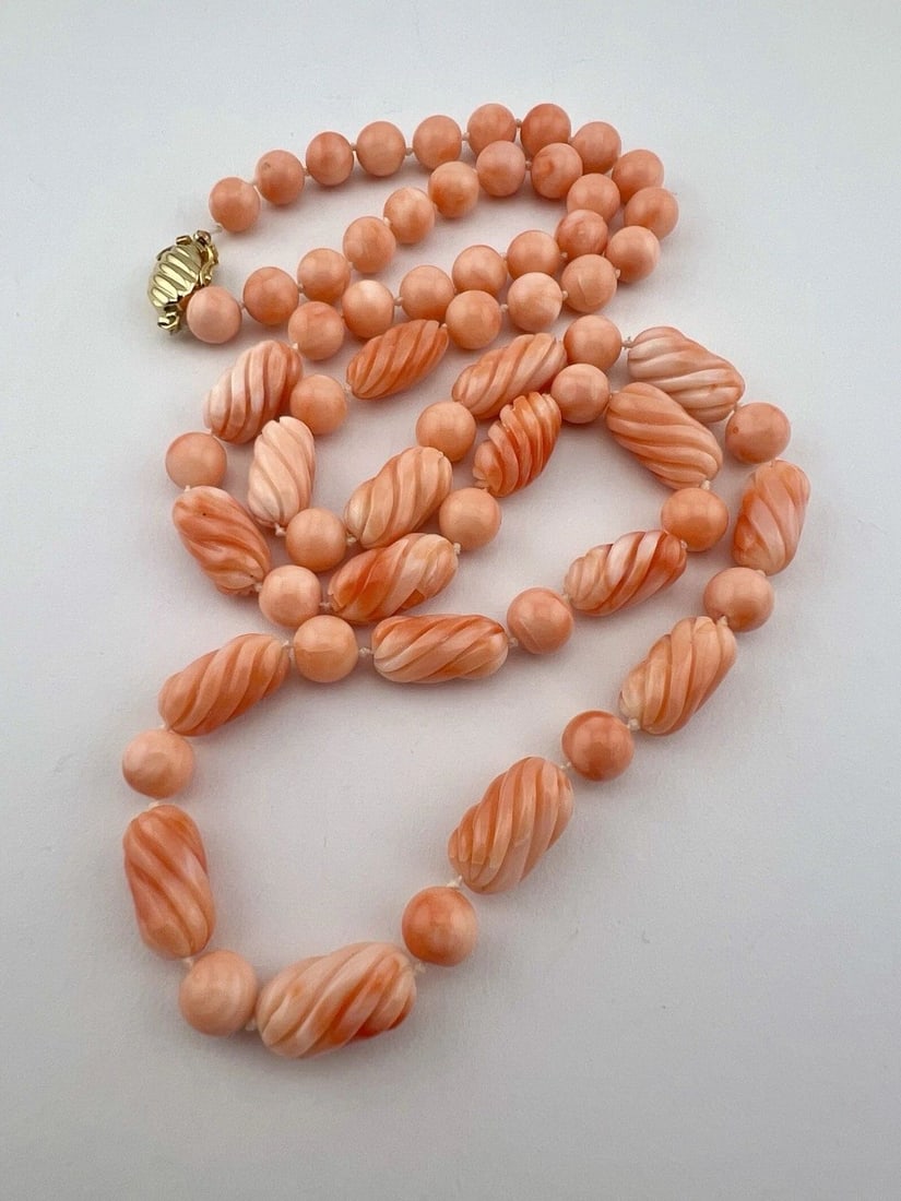 VINTAGE ANGEL SKIN TWIST CARVED BARREL BEAD NECKLACE 29.5" -66G: VINTAGE ANGEL SKIN TWIST CARVED BARREL BEAD NECKLACE 29.5" -66G Vintage Angel Skin Twist Carved Barrel Bead Necklace 29.5" -66g Size: 29.5" Long Gold Tone Metal Clasp Weight is 66.0 Grams on my scale 