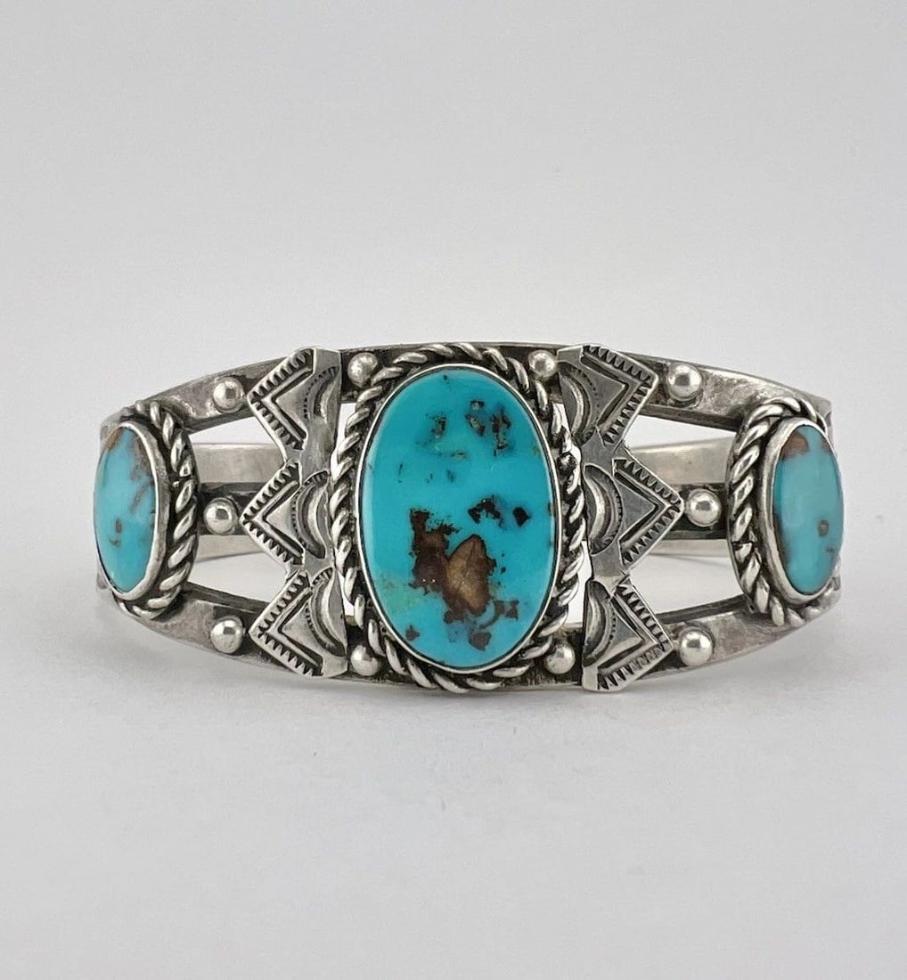 EARLY FRED HARVEY ERA NAVAJO STERLING SILVER CERRILLOS TURQUOISE CUFF BRACELET: EARLY FRED HARVEY ERA NAVAJO STERLING SILVER CERRILLOS TURQUOISE CUFF BRACELET Early Fred Harvey Era Navajo Sterling Silver Cerrillos Turquoise Cuff Bracelet Cuff is 5 1/4" tip to Tip and has a 1 1/4"