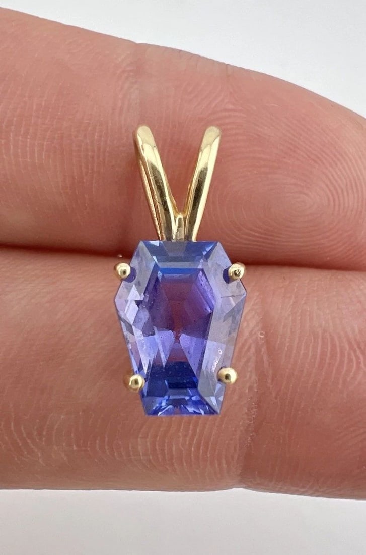 RARE DESIGNER 14K YELLOW GOLD NATURAL COFFIN CASKET CUT TANZANITE PENDANT: RARE DESIGNER 14K YELLOW GOLD NATURAL COFFIN CASKET CUT TANZANITE PENDANT RARE Designer 14k Yellow Gold Natural Coffin Casket Cut Tanzanite Pendant Size: 3/4" Tall with Bail by Over 1/4" Wide In the M