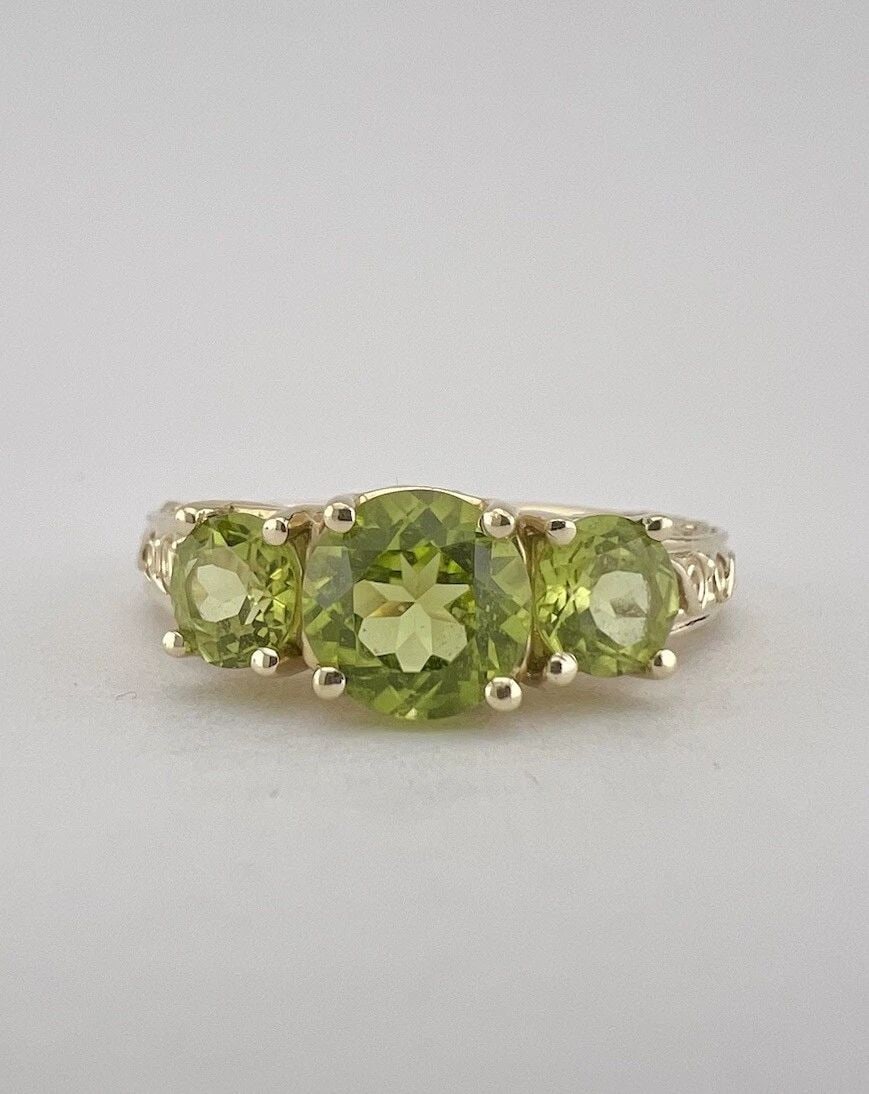 DESIGNER 10K YELLOW GOLD PERIDOT 3 STONE FLORAL ETCHED WOMEN'S RING (1 of 2)