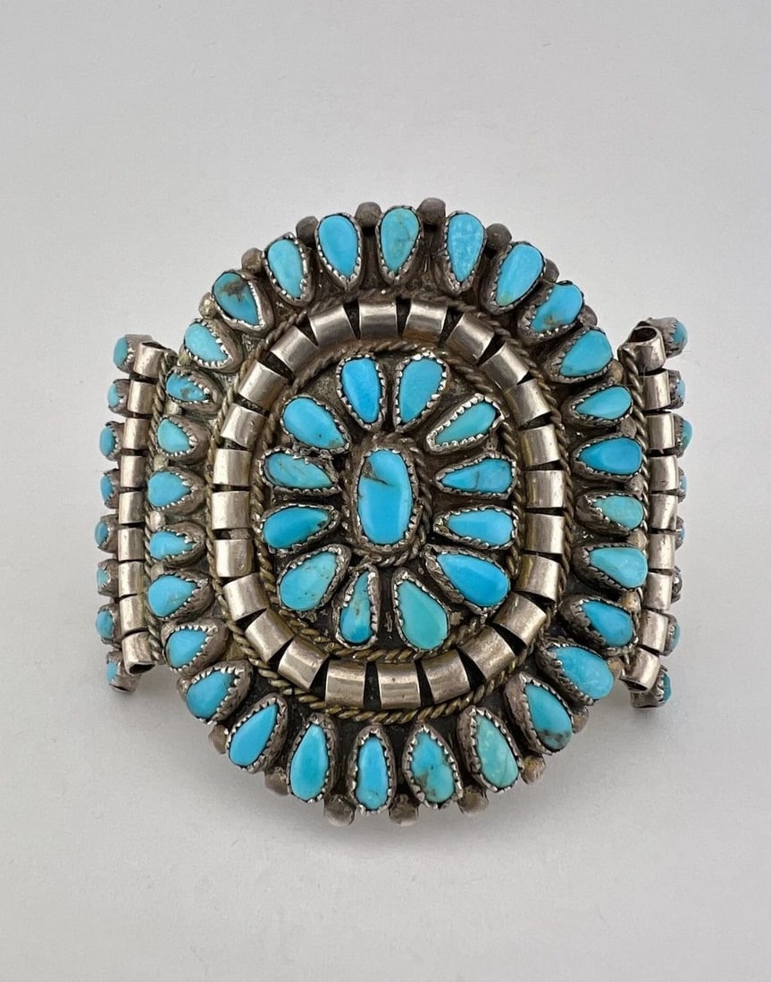VTG NAVAJO STERLING SILVER KINGMAN TURQUOISE CLUSTER WIDE CUFF BRACELET 60.9G: VTG NAVAJO STERLING SILVER KINGMAN TURQUOISE CLUSTER WIDE CUFF BRACELET 60.9G Vtg Navajo Sterling Silver Kingman Turquoise Cluster Wide Cuff Bracelet 60.9g Cuff is 5 1/4" tip to Tip and has a 1" wide 
