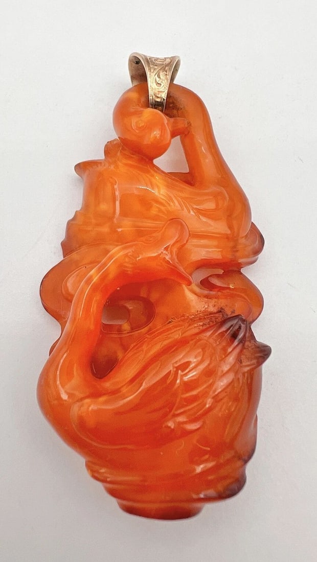 ANTIQUE CHINESE 14K GOLD & CARVED BUTTERSCOTCH AMBER TWO SWANS PENDANT 10G (1 of 2)