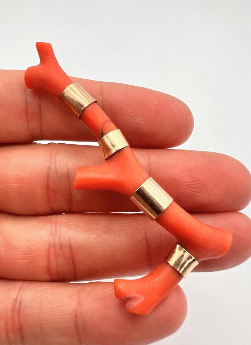 ANTIQUE VICTORIAN 14K YELLOW GOLD SALMON CORAL BRANCH BROOCH PIN 2.75": ANTIQUE VICTORIAN 14K YELLOW GOLD SALMON CORAL BRANCH BROOCH PIN 2.75" Antique Victorian 14K Yellow Gold Salmon Coral Branch Brooch Pin 2.75" Size: 2.75" Wide By 1 1/8" Tall Metal: 14k Yellow Gold - H