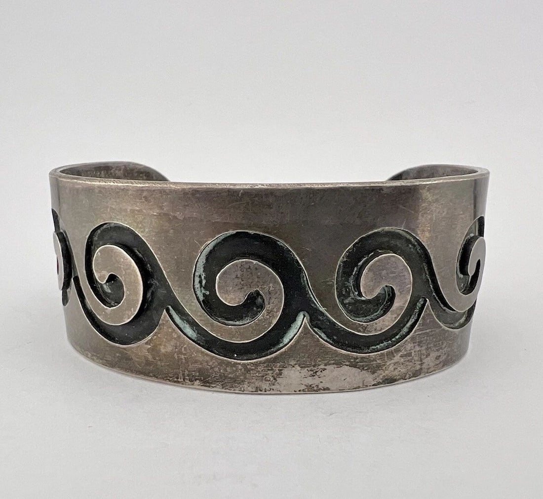 VINTAGE HOPI STERLING SILVER TRIBAL WAVE DESIGN OVERLAY CUFF BRACELET 53G: VINTAGE HOPI STERLING SILVER TRIBAL WAVE DESIGN OVERLAY CUFF BRACELET 53G Vintage Hopi Sterling Silver Tribal Wave Design Overlay Cuff Bracelet 53g Cuff is 5 5/8" tip to Tip and has a Over 1 1/4" Wide