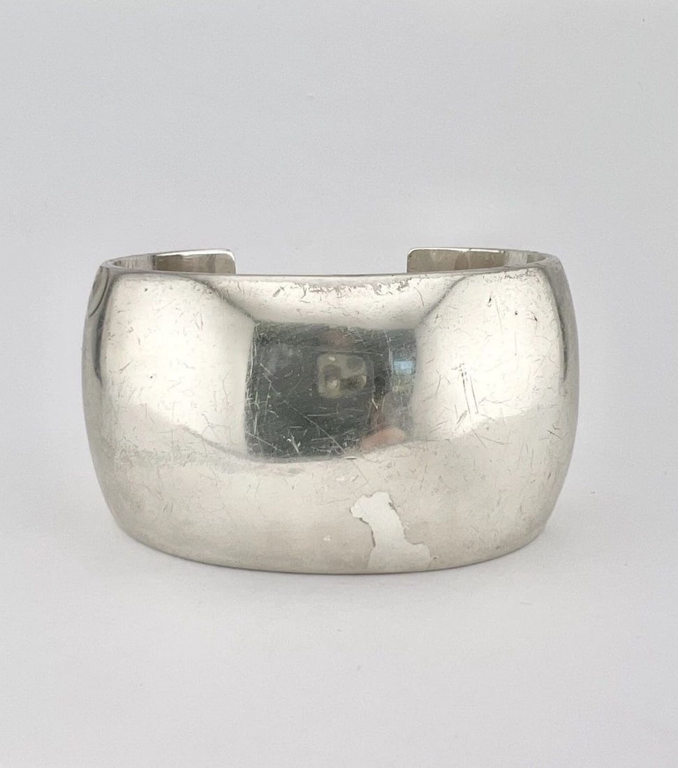 VTG D&J CLARK NAVAJO HAND MADE STERLING SILVER PLAIN WIDE CUFF BRACELET 94.3G: VTG D&J CLARK NAVAJO HAND MADE STERLING SILVER PLAIN WIDE CUFF BRACELET 94.3G Vtg D&J Clark Navajo Hand Made Sterling Silver Plain Wide Cuff Bracelet 94.3g Cuff is 5 5/8" tip to Tip and has an Just Un