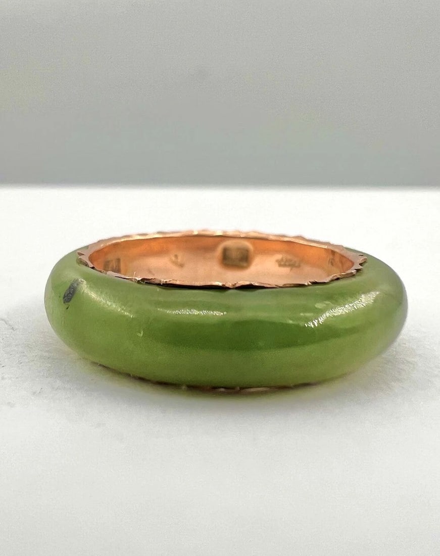 VINTAGE 14K ROSE GOLD NATURAL GREEN NEPHRITE JADE ETERNITY BAND RING 6.5 (1 of 2)