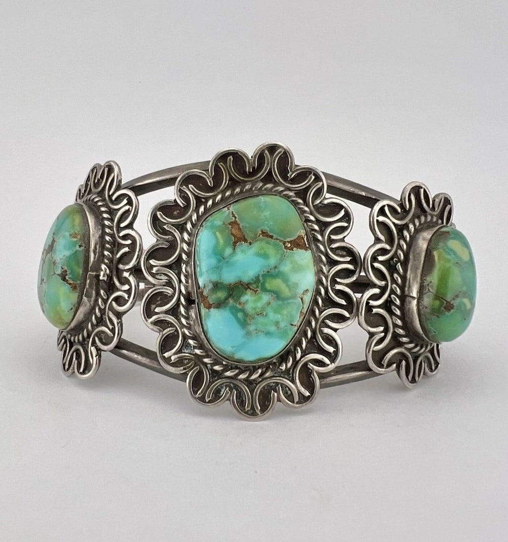 VTG NAVAJO STERLING SILVER HIGH GRADE ROYSTON TURQUOISE DETAILED CUFF BRACELET: VTG NAVAJO STERLING SILVER HIGH GRADE ROYSTON TURQUOISE DETAILED CUFF BRACELET Vtg Navajo Sterling Silver High Grade Royston Turquoise Detailed Cuff Bracelet Cuff is Around 5 1/8" tip to Tip and has a