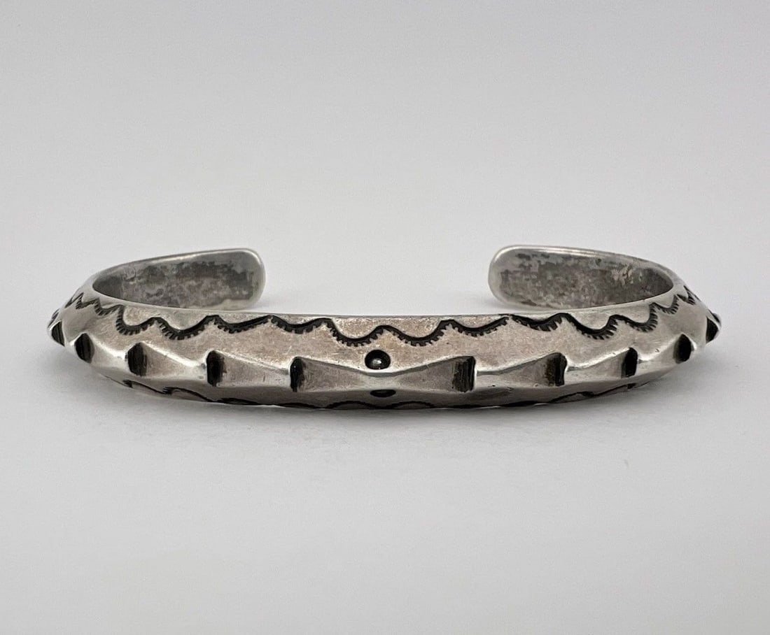 OLD NAVAJO STERLING SILVER DETAILED DEEP STAMPED CARINATED CUFF BRACELET 47G: OLD NAVAJO STERLING SILVER DETAILED DEEP STAMPED CARINATED CUFF BRACELET 47G Early OLD Navajo Sterling Silver Detailed Deep Stamped Carinated Cuff Bracelet 47g Cuff is Around 5 3/4" tip to Tip and has