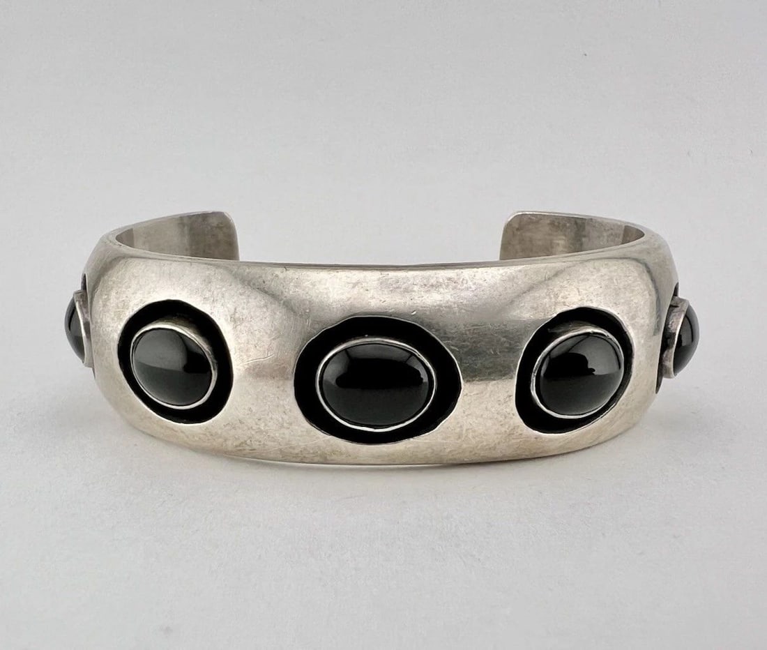 VTG RICHARD LONG SR NAVAJO STERLING SILVER BLACK ONYX SHADOWBOX CUFF BRACELET: VTG RICHARD LONG SR NAVAJO STERLING SILVER BLACK ONYX SHADOWBOX CUFF BRACELET Vtg Richard Long Sr Navajo Sterling Silver Black Onyx Shadowbox Cuff Bracelet Cuff is 5 1/4" tip to Tip and has a 1 1/2" W