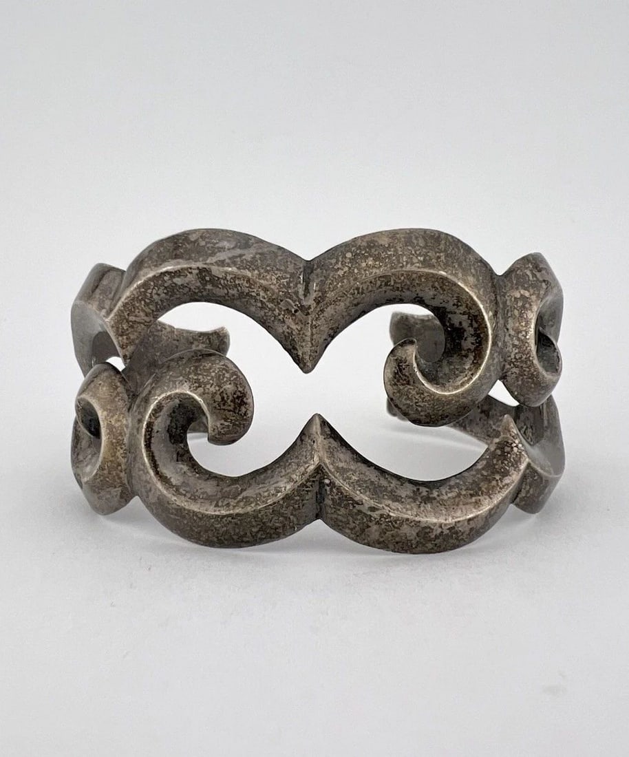 VTG NAVAJO SANDCAST STERLING SILVER INGOT SWIRL DESIGN WOMEN'S CUFF BRACELET: VTG NAVAJO SANDCAST STERLING SILVER INGOT SWIRL DESIGN WOMEN'S CUFF BRACELET Vtg Navajo Sandcast Sterling Silver Ingot Swirl Design Women's Cuff Bracelet Cuff is 5 1/4" tip to Tip and has a 1" Wide Ga