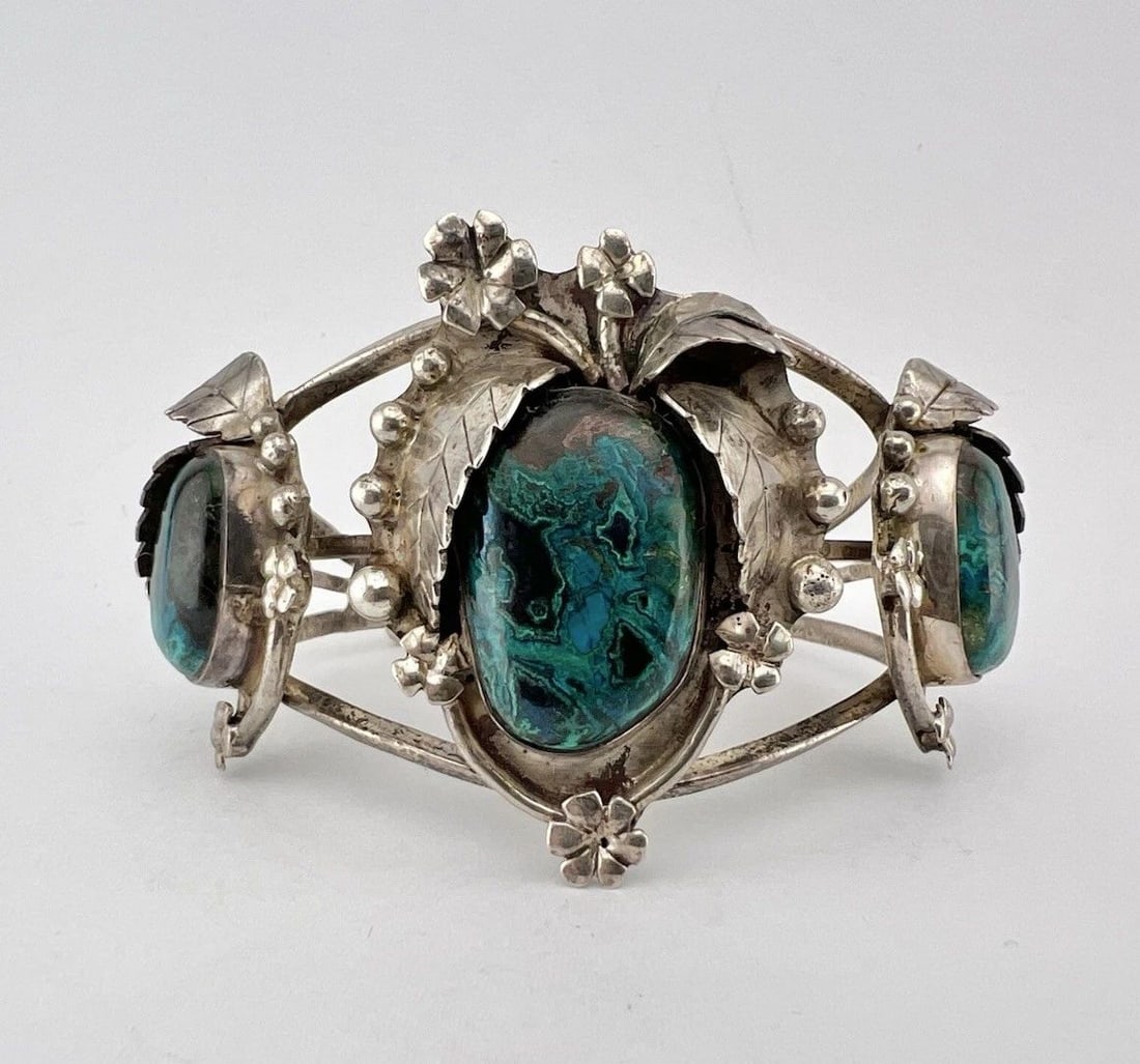 VTG NAVAJO STERLING SILVER NATURAL CHRYSOCOLLA 3D FLORAL STAMPED CUFF BRACELET: VTG NAVAJO STERLING SILVER NATURAL CHRYSOCOLLA 3D FLORAL STAMPED CUFF BRACELET Vtg Navajo Sterling Silver Natural Chrysocolla 3D Floral Stamped Cuff Bracelet Cuff is 5" tip to Tip and has a 1 1/8" Wid