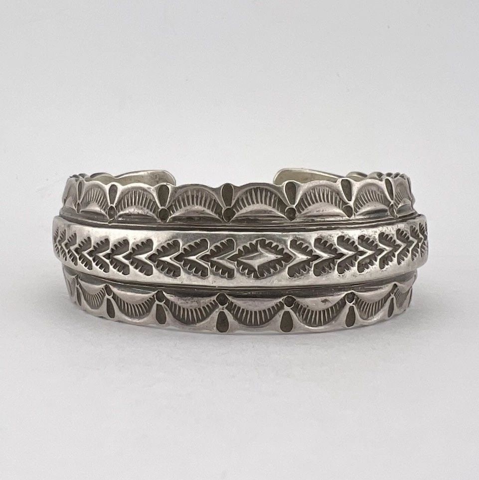 VTG NAVAJO STERLING SILVER DETAILED DEEP STAMPED CUFF BRACELET 50.5G: VTG NAVAJO STERLING SILVER DETAILED DEEP STAMPED CUFF BRACELET 50.5G Vtg Navajo Sterling Silver Detailed Deep Stamped Cuff Bracelet 50.5g Cuff is 5 1/2" Tip to Tip and has a 3/4" Adjustable Gap Cuff I