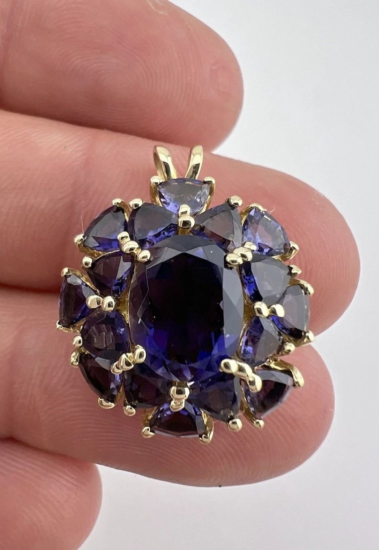 DESIGNER 10K YELLOW GOLD NATURAL PURPLE IOLITE FLORAL CLUSTER PENDANT: DESIGNER 10K YELLOW GOLD NATURAL PURPLE IOLITE FLORAL CLUSTER PENDANT Designer 10k Yellow Gold Natural Purple Iolite Floral Cluster Pendant Size: 1" Tall With bail By 7/8" Wide Metal: 10k Yellow Gold 