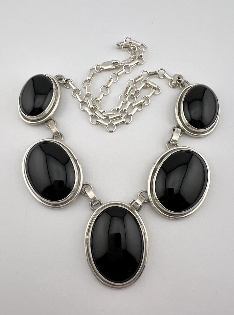 VINTAGE NAVAJO STERLING SILVER BLACK ONYX COLLAR DANGLE NECKLACE 21.25"- 75G: VINTAGE NAVAJO STERLING SILVER BLACK ONYX COLLAR DANGLE NECKLACE 21.25"- 75G Vintage Navajo Sterling Silver Black Onyx Collar Dangle Necklace 21.25"- 75g MEASUREMENTS: Necklace measures 21 1/4" tip To