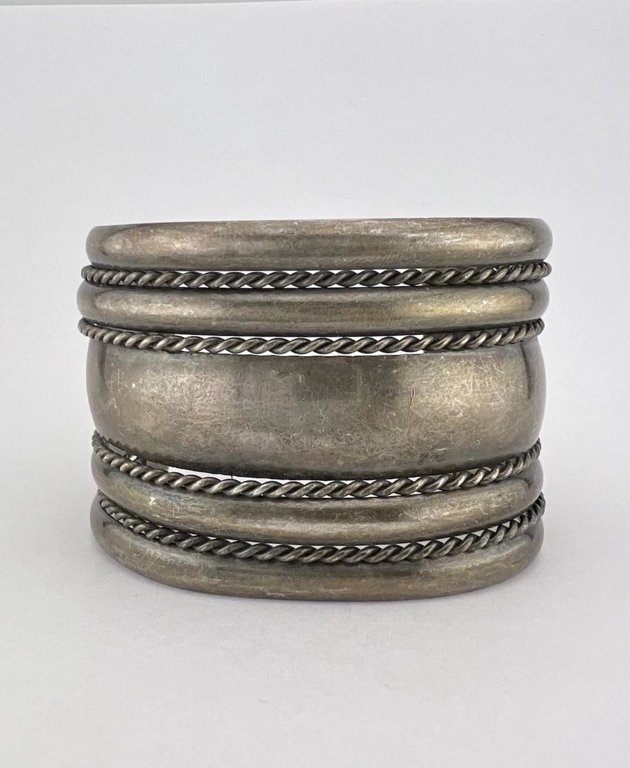 HUGE VINTAGE NAVAJO STERLING SILVER TWIST 1 7/8" WIDE CUFF BRACELET 87.6G: HUGE VINTAGE NAVAJO STERLING SILVER TWIST 1 7/8" WIDE CUFF BRACELET 87.6G HUGE Vintage Navajo Sterling Silver Twist 1 7/8" Wide Cuff Bracelet 87.6g Cuff is 5 1/4" tip to Tip and has a 1 5/8" Wide Adju