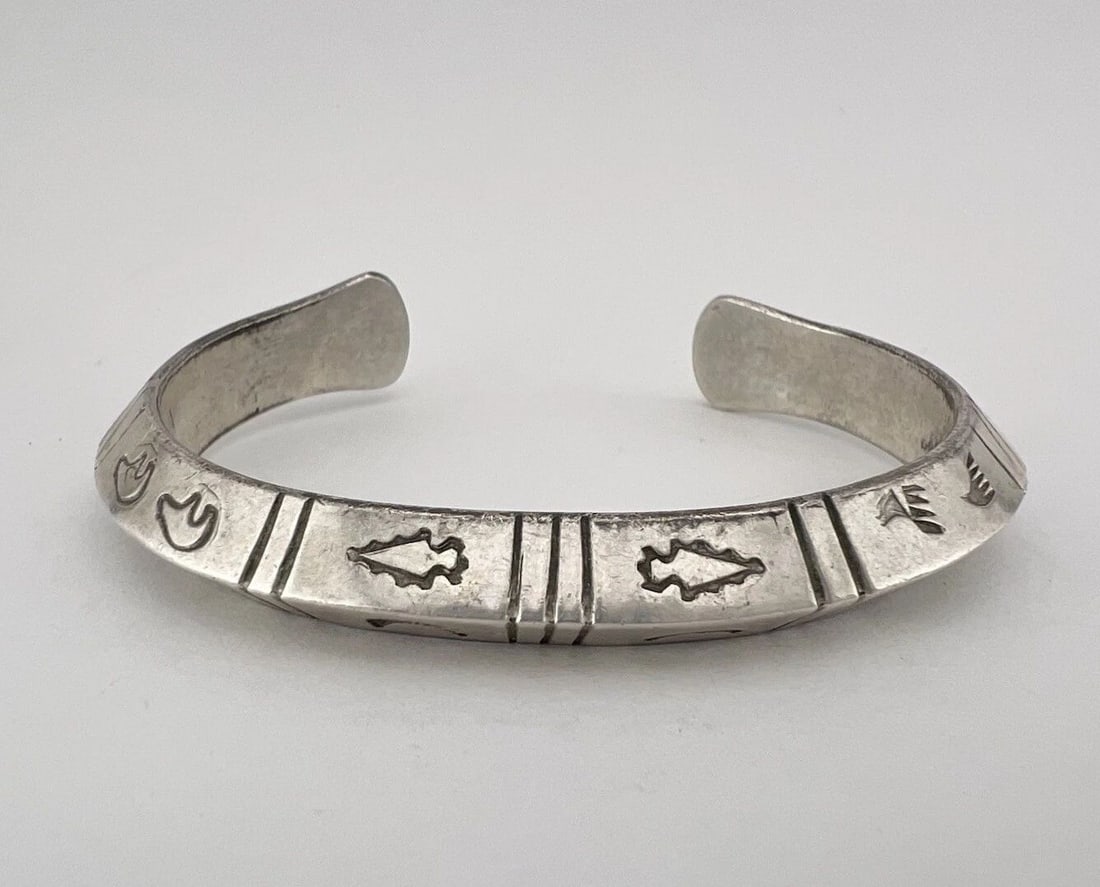 VINTAGE NAVAJO STERLING SILVER DEEP STAMPED CHISELED CARINATED CUFF BRACELET 50G: VINTAGE NAVAJO STERLING SILVER DEEP STAMPED CHISELED CARINATED CUFF BRACELET 50G Vintage Navajo Sterling Silver Deep Stamped Chiseled Carinated Cuff Bracelet 50g Cuff is 5 1/2" tip to Tip and has a 1 