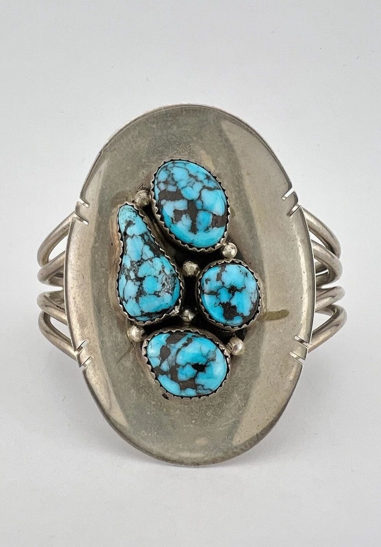 VTG NAVAJO STERLING SILVER KINGMAN TURQUOISE 2.25" WIDE OVAL CUFF BRACELET 59.5G: VTG NAVAJO STERLING SILVER KINGMAN TURQUOISE 2.25" WIDE OVAL CUFF BRACELET 59.5G Vtg Navajo Sterling Silver Kingman Turquoise 2.25" Wide Oval Cuff Bracelet 59.5g Cuff is 5" tip to Tip and has a 1 1/4"