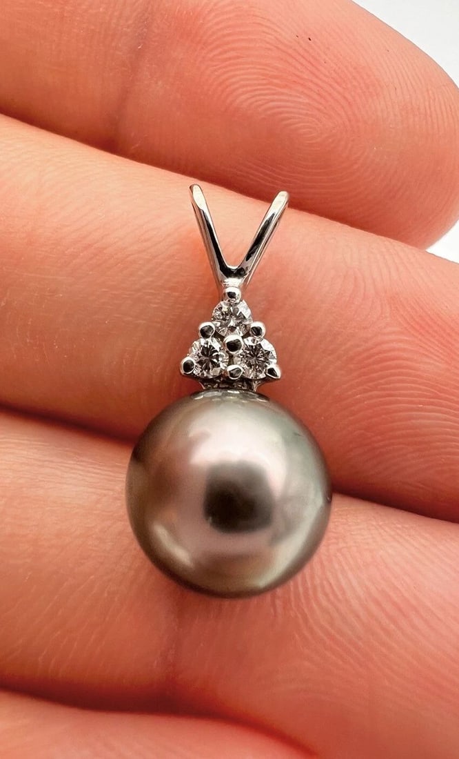 DESIGNER 14K WHITE GOLD NATURAL 9.25MM TAHITIAN PEACOCK PEARL & DIAMOND PENDANT: DESIGNER 14K WHITE GOLD NATURAL 9.25MM TAHITIAN PEACOCK PEARL & DIAMOND PENDANT Designer 14k White Gold Natural 9.25mm Tahitian Peacock Pearl & Diamond Pendant Size: 7/8" Tall With Bail by 9.25mm Wide