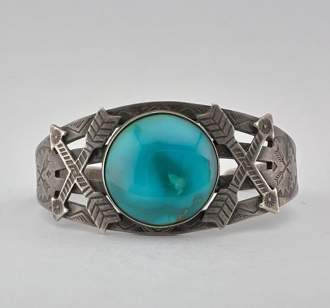 FRED HARVEY NAVAJO STERLING SILVER FOX TURQUOISE STAMPED ARROW CUFF BRACELET: FRED HARVEY NAVAJO STERLING SILVER FOX TURQUOISE STAMPED ARROW CUFF BRACELET Vtg Fred Harvey Navajo Sterling Silver High grade FOX Turquoise Stamped Arrow Cuff Bracelet Cuff is 5 1/4" tip to Tip and h
