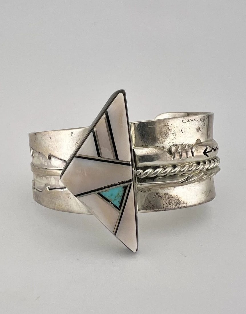 LEE BENNETT NAVAJO STERLING SILVER MOTHER OF PEARL FEATHER OVERLAY CUFF BRACELET: LEE BENNETT NAVAJO STERLING SILVER MOTHER OF PEARL FEATHER OVERLAY CUFF BRACELET Vtg Lee Bennett Navajo Sterling Silver Mother of Pearl Feather Overlay Cuff Bracelet Cuff is 5 1/4" tip to Tip and has 