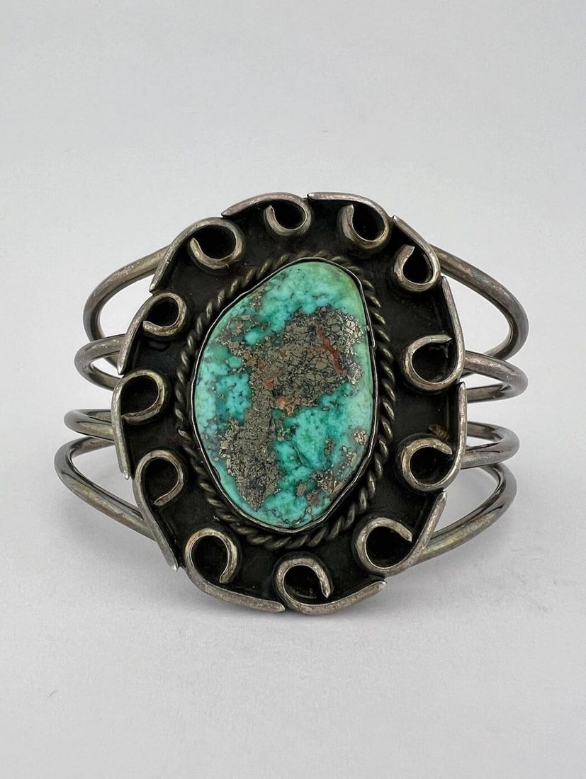 VTG NAVAJO STERLING SILVER SONORAN GOLD TURQUOISE STAMPED CUFF BRACELET 57.3G: VTG NAVAJO STERLING SILVER SONORAN GOLD TURQUOISE STAMPED CUFF BRACELET 57.3G Vtg Navajo Sterling Silver Sonoran Gold Turquoise Stamped Cuff Bracelet 57.3g Cuff is 5 1/2" tip to Tip and has a 1 1/8" W