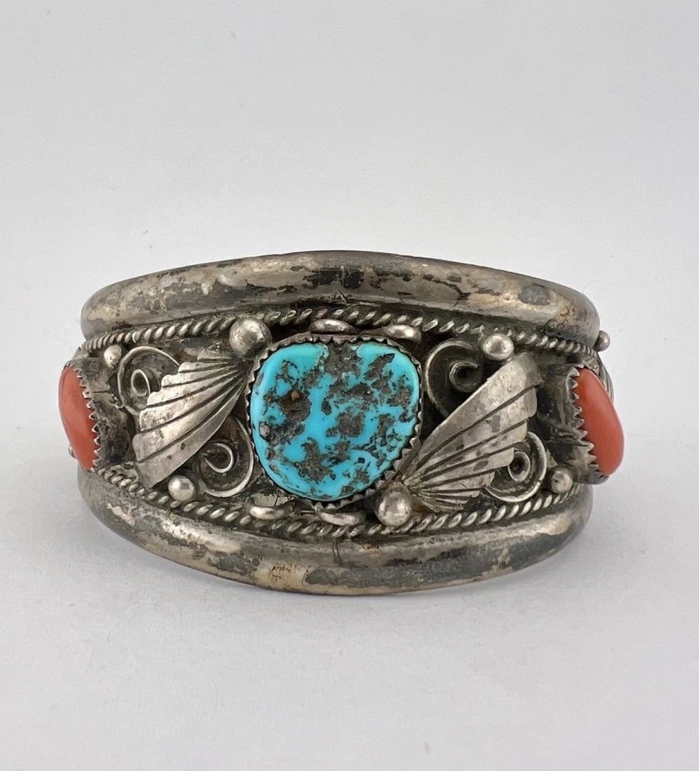 VINTAGE NAVAJO STERLING SILVER TURQUOISE & CORAL STAMPED DETAILED CUFF BRACELET: VINTAGE NAVAJO STERLING SILVER TURQUOISE & CORAL STAMPED DETAILED CUFF BRACELET Vintage Navajo Sterling Silver Turquoise & Coral Stamped Detailed Cuff Bracelet Cuff is 5 1/4" tip to Tip and has a 1 1/