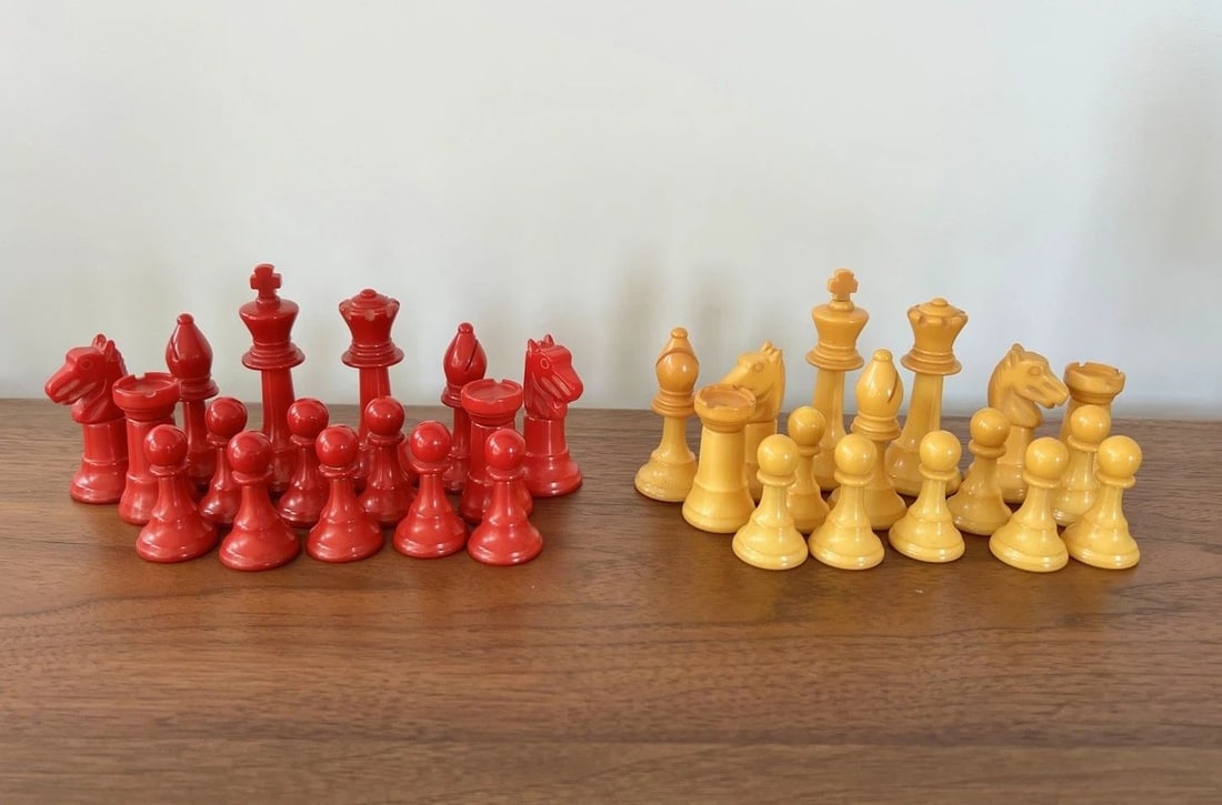 VTG CARVED BAKELITE CHESS SET CHERRY RED BUTTERSCOTCH YELLOW COMPLETE CATALIN (1 of 2)