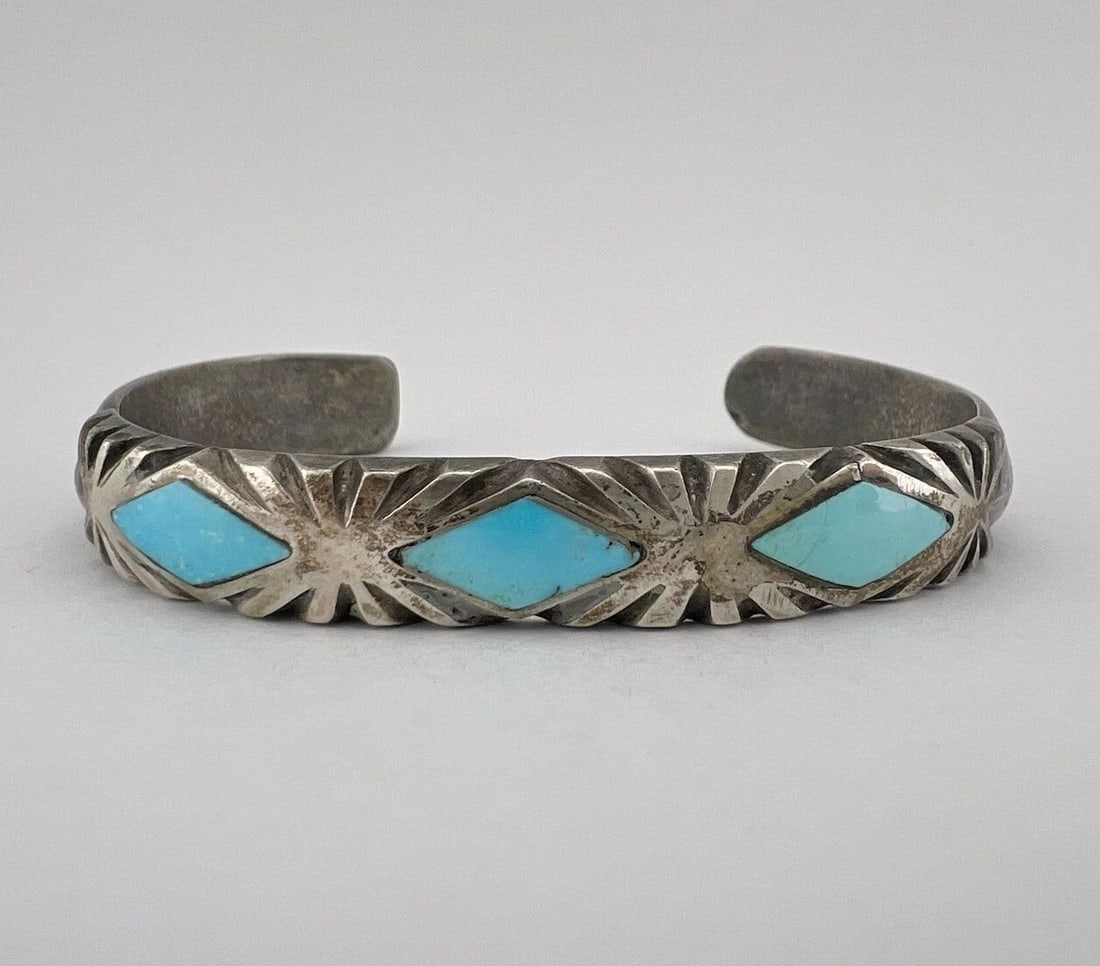 VTG NAVAJO INGOT DEEP STAMPED STERLING SILVER TURQUOISE FLUSH CUFF BRACELET 32G: VTG NAVAJO INGOT DEEP STAMPED STERLING SILVER TURQUOISE FLUSH CUFF BRACELET 32G Vtg Navajo Ingot Deep Stamped Sterling Silver Turquoise Flush Cuff Bracelet 32g Weight is 32.0 Grams on my scale All Han