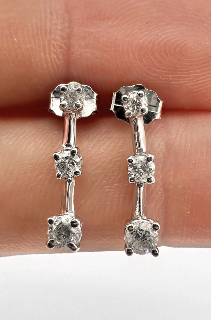 DESIGNER 14K WHITE GOLD .32CT 3 STONE ROUND GRADUATED DIAMOND POST STUD EARRINGS (1 of 2)