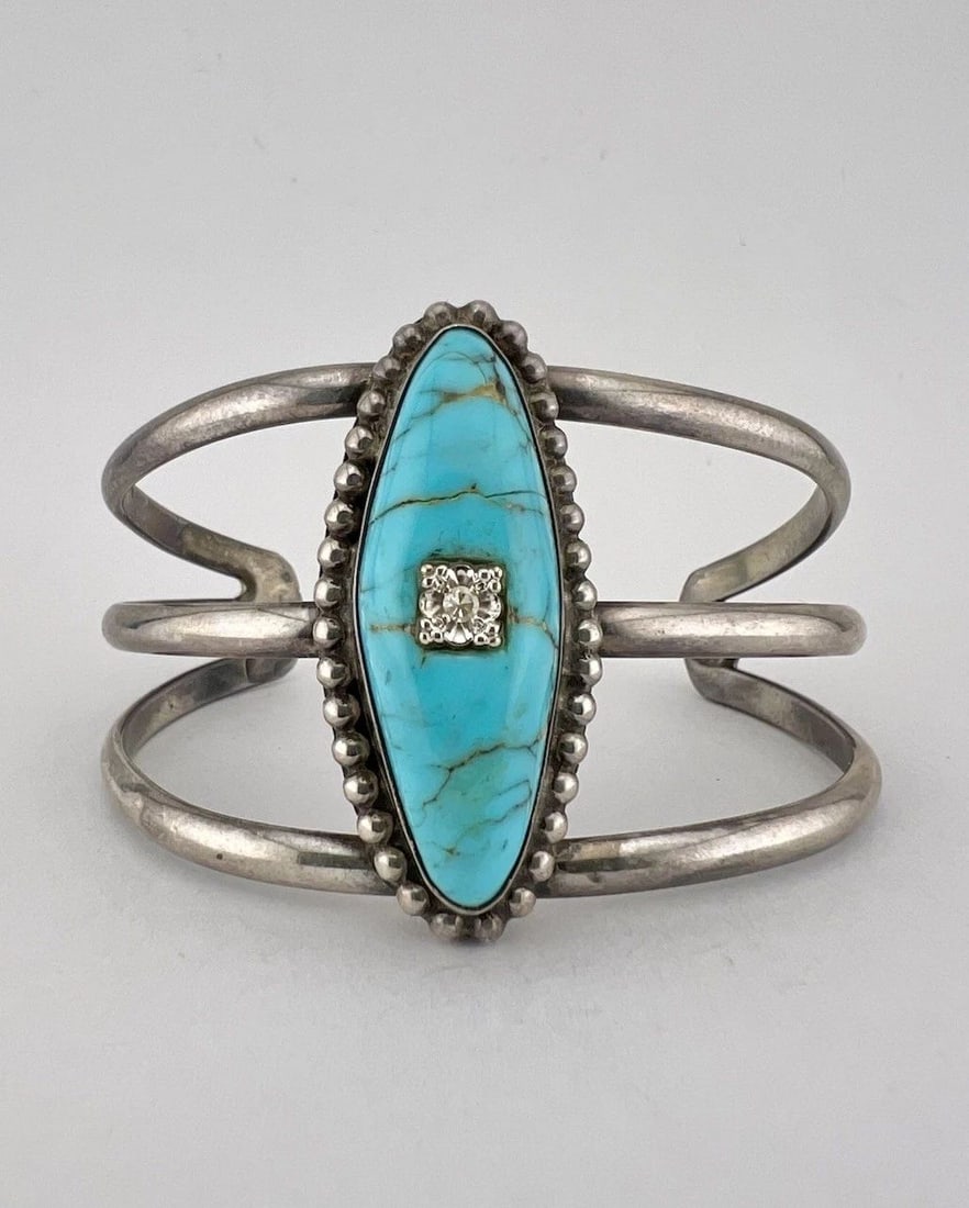 VINTAGE NAVAJO STERLING SILVER KINGMAN TURQUOISE & DIAMOND CUFF BRACELET 40G: VINTAGE NAVAJO STERLING SILVER KINGMAN TURQUOISE & DIAMOND CUFF BRACELET 40G Vintage Navajo Sterling Silver Kingman Turquoise & Diamond Cuff Bracelet 40g Cuff is 5" tip to Tip and has a 1 1/2" Wide Ad