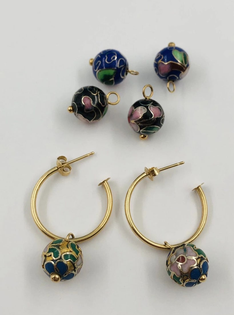 ESTATE 14K YELLOW GOLD INTERTANGLE CLOISONNÉ ENAMEL FLORAL BALL HOOP EARRINGS: ESTATE 14K YELLOW GOLD INTERTANGLE CLOISONNÉ ENAMEL FLORAL BALL HOOP EARRINGS Estate 14K Yellow Gold Intertangle Cloisonné Enamel Floral Ball Hoop EARRINGS Hoop Size: About 1" Tall Metal: 14k Yellow