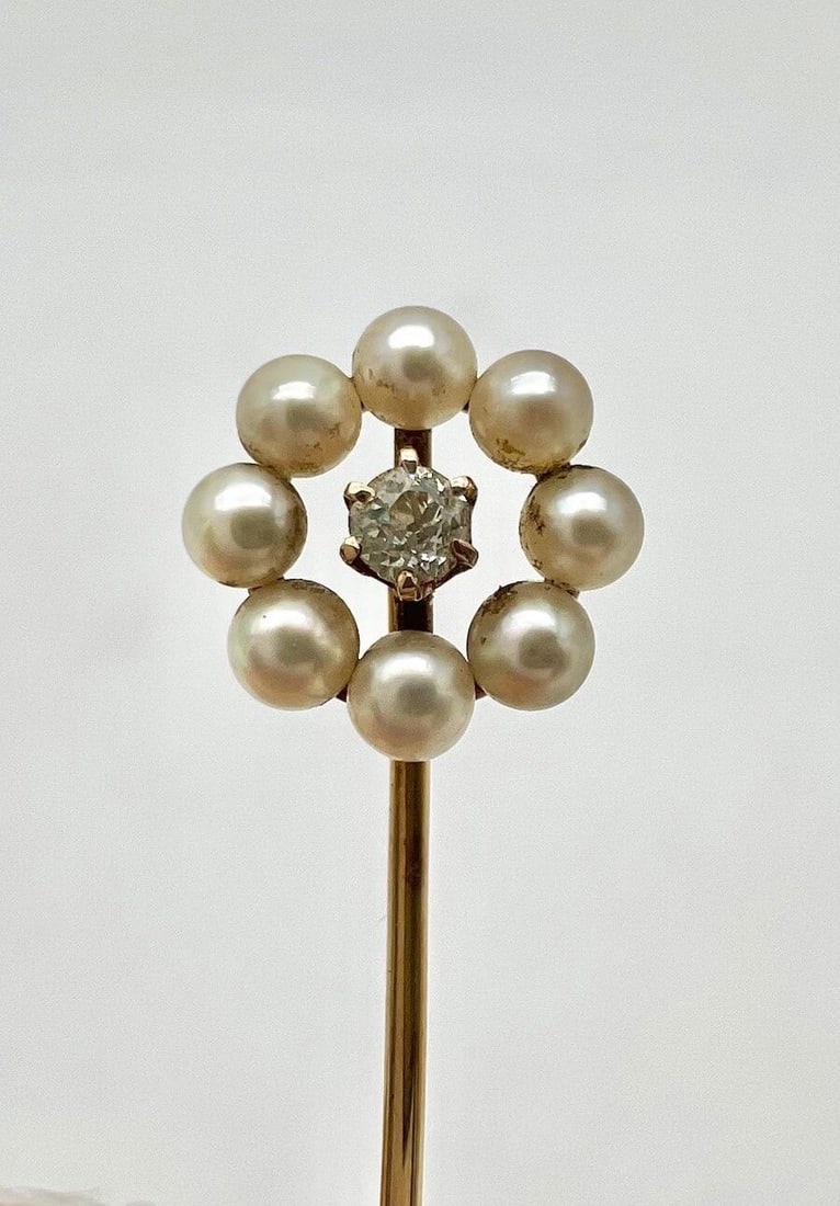 ANTIQUE VICTORIAN 14K YELLOW GOLD & ROSE CUT DIAMOND & SEED PEARL HALO STICK PIN: ANTIQUE VICTORIAN 14K YELLOW GOLD & ROSE CUT DIAMOND & SEED PEARL HALO STICK PIN Antique Victorian 14k Yellow Gold & Rose Cut Diamond & Seed Pearl Halo Stick Pin Size: 2 1/4" Tall Face of The Pin is 1