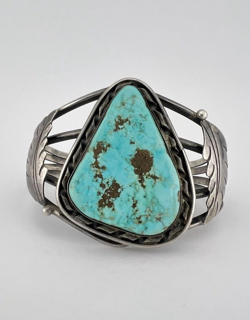 VINTAGE NAVAJO STERLING SILVER ROYSTON TURQUOISE STAMPED CUFF BRACELET 44.9G: VINTAGE NAVAJO STERLING SILVER ROYSTON TURQUOISE STAMPED CUFF BRACELET 44.9G Vintage Navajo Sterling Silver Royston Turquoise Stamped Cuff Bracelet 44.9g Cuff is 5 1/4" tip to Tip and has a 1 1/8" Wid