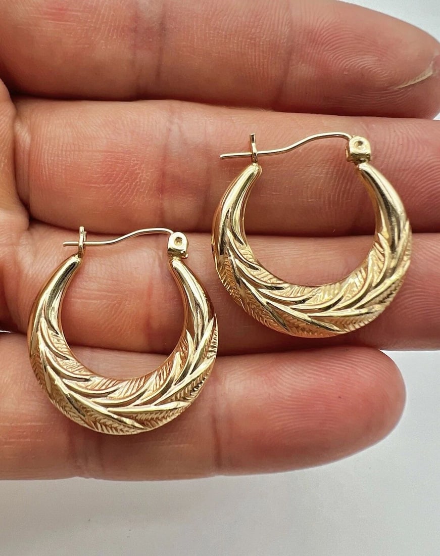 DESIGNER 14K YELLOW GOLD STAMPED WHEAT DESIGN HOOP EARRING 1"- 2.6G: DESIGNER 14K YELLOW GOLD STAMPED WHEAT DESIGN HOOP EARRING 1"- 2.6G Designer 14k Yellow Gold Stamped Wheat Design Hoop Earring 1"- 2.6g Size: 1" Tall By 4mm Wide Metal: 14k Yellow Gold - Tested Wight 