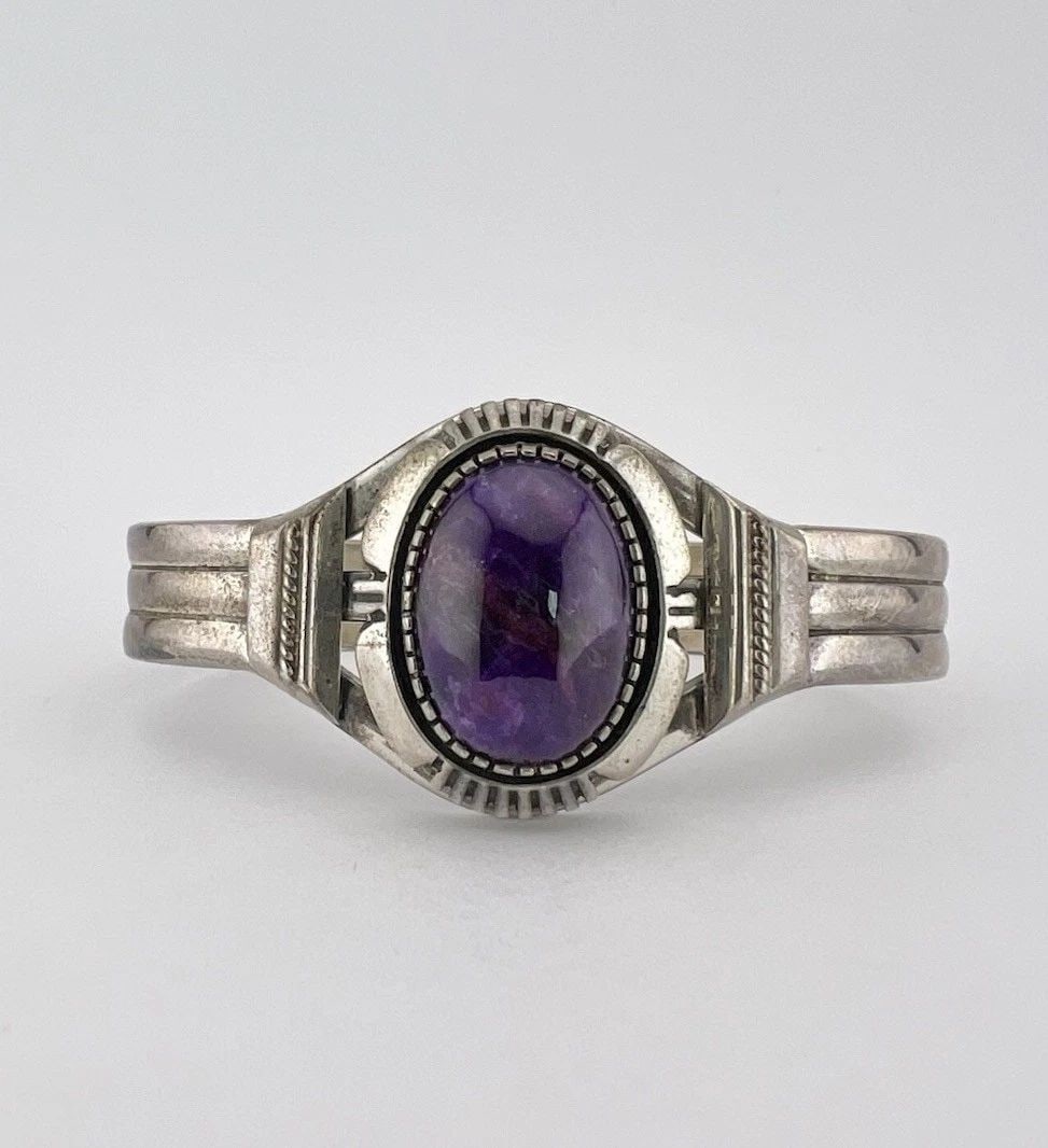DELBERT VANDEVER NAVAJO STERLING SILVER NATURAL PURPLE SUGILITE CUFF BRACELET: DELBERT VANDEVER NAVAJO STERLING SILVER NATURAL PURPLE SUGILITE CUFF BRACELET Delbert Vandever Navajo Sterling Silver Natural Purple Sugilite Cuff Bracelet Cuff is 5 1/2" tip to Tip and has a 3/4" Wid