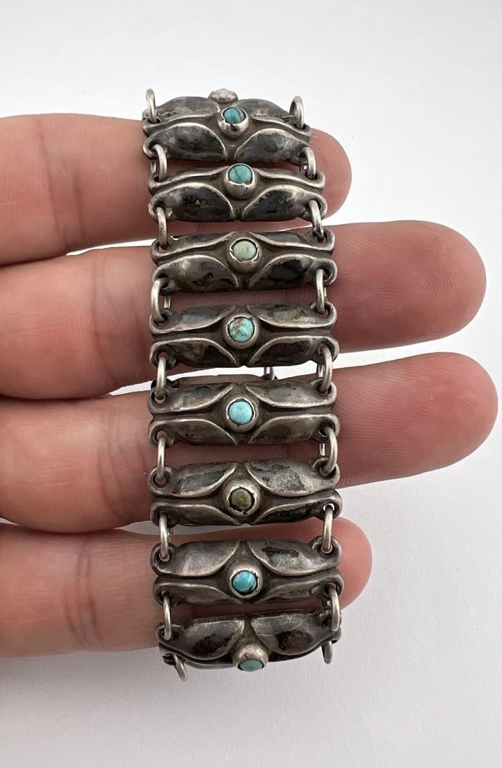 EARLY 1940'S MEXICO TAXCO STERLING SILVER CABOCHON TURQUOISE LINK BRACELET 7.75": EARLY 1940'S MEXICO TAXCO STERLING SILVER CABOCHON TURQUOISE LINK BRACELET 7.75" Early 1940's Mexico Taxco Sterling Silver Cabochon Turquoise Link Bracelet 7.75" Size: 7 3/4" Tip To Tip Length By 1" W